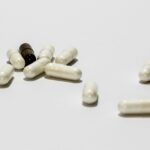 Integratori keto su un tavolo, con recensioni scritte a mano in evidenza.