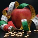 Immagine di alimenti naturali e erbe per stimolare il metabolismo in modo sano.